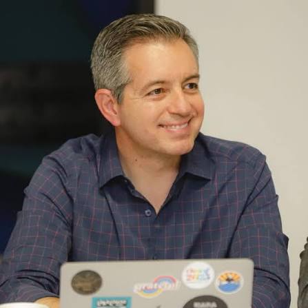 Omar Del Valle Colosio lleva a la Escuela Normal el documental “Vitrales: la historia de Cinthya”