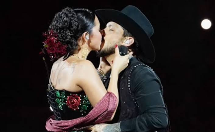 Ángela Aguilar, puro amor con Nodal en España: así ensaya “Cielito lindo”, tema que cantará en Premios Juventud