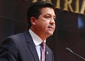 Exsecretaria revela que Cabeza de Vaca le ordenó dar contratos a Carmona