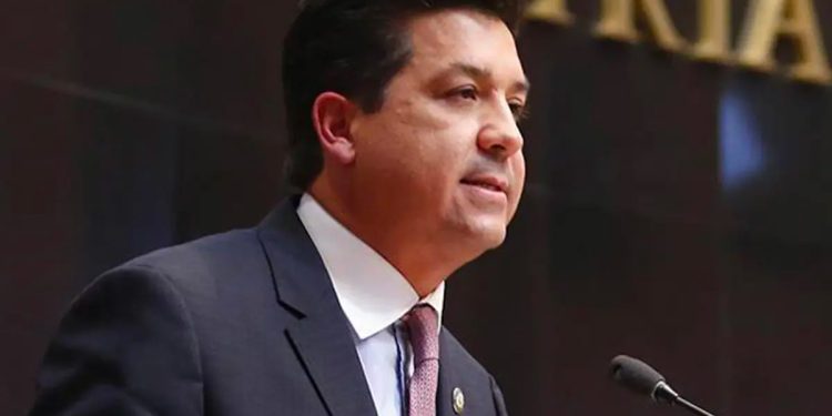 Exsecretaria revela que Cabeza de Vaca le ordenó dar contratos a Carmona