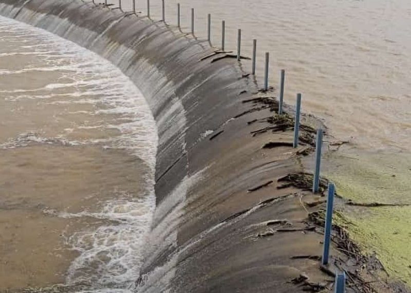 Presa Punta de Agua de Guaymas inicia desfogue de demasías