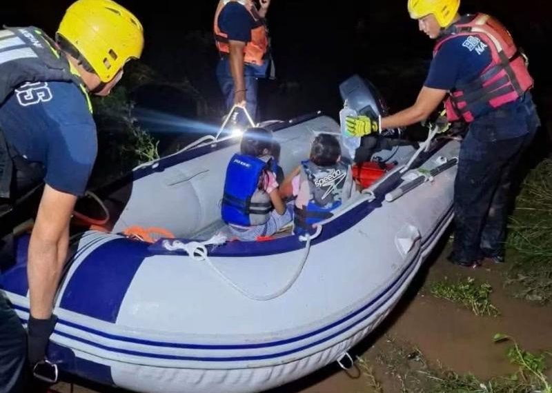 Rescatan a dos menores en medio de emergencia por lluvias en Masiaca