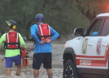 Rescatan con vida a familia atrapada por creciente de arroyo