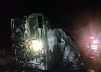 Vuelca tráiler y se queman 30 toneladas de lácteos al sur de Guaymas