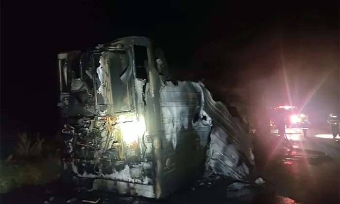 Vuelca tráiler y se queman 30 toneladas de lácteos al sur de Guaymas