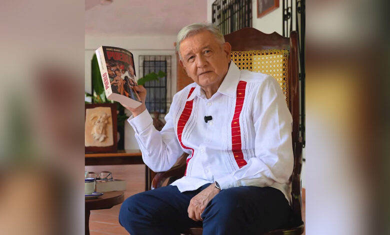 AMLO reaparece y presenta su nuevo libro “Pueblo”