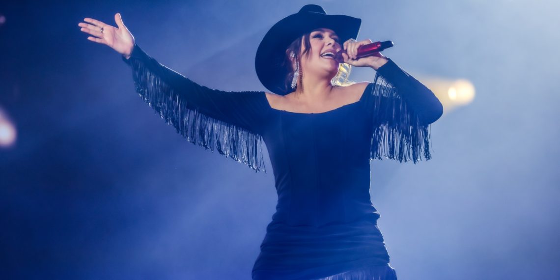 Yuridia abarrota el Estadio GNP Seguros en el inicio de su gira “Las Cartas Sobre La Mesa”