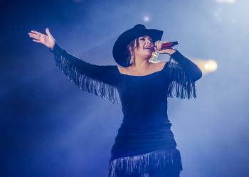 Yuridia abarrota el Estadio GNP Seguros en el inicio de su gira “Las Cartas Sobre La Mesa”