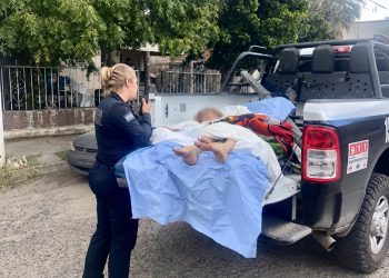 En un acto heroico Policías Estatales rescatan a persona adulta mayor de incendio