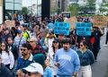 Chocan manifestantes y policía por falta de agua