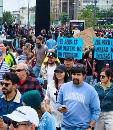 Chocan manifestantes y policía por falta de agua