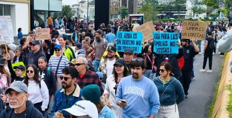 Chocan manifestantes y policía por falta de agua