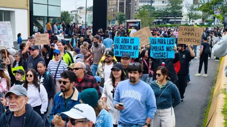 Chocan manifestantes y policía por falta de agua