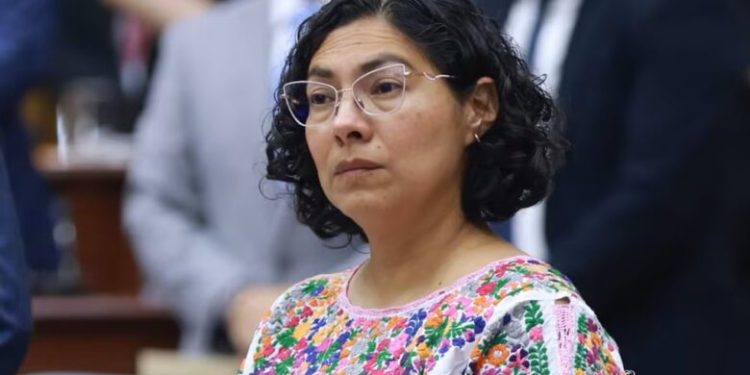 Consejera Rita Bell denuncia amenazas del clan Taddei