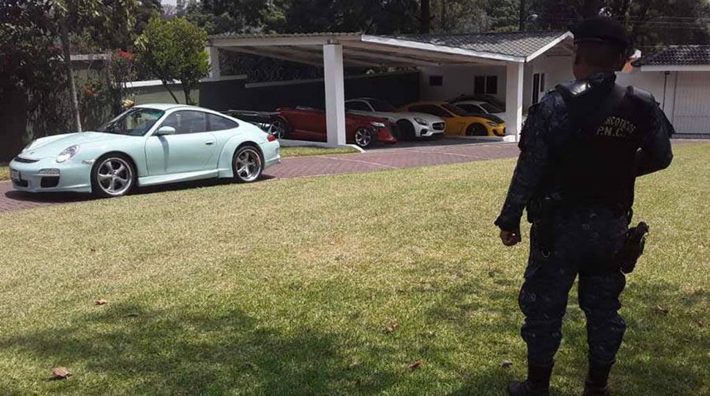 Roban cárteles autos en EU para darlos a capos: LA Times