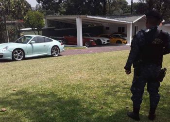 Roban cárteles autos en EU para darlos a capos: LA Times