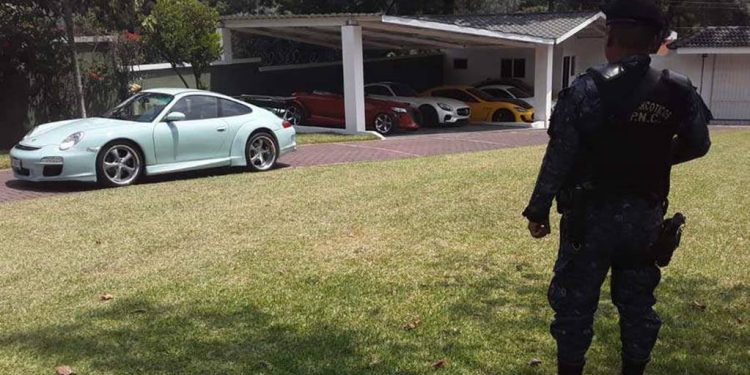 Roban cárteles autos en EU para darlos a capos: LA Times
