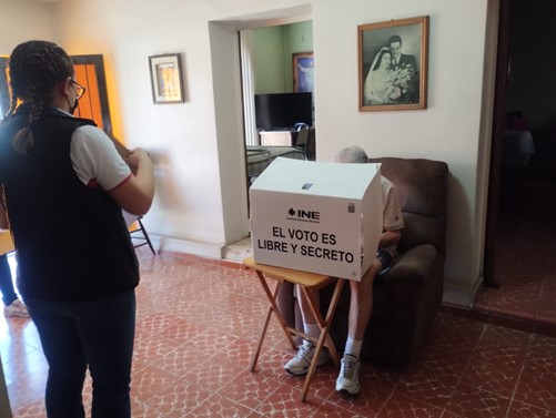 Personas imposibilitadas físicamente y su persona cuidadora pueden votar de forma anticipada