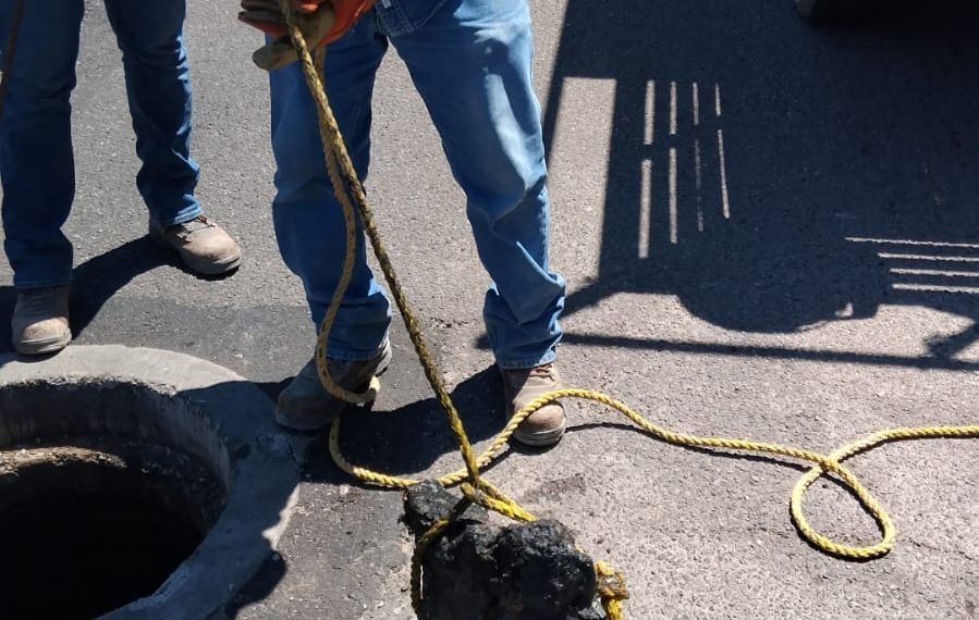 Mantienen labores de desazolve y mantenimiento del drenaje sanitario por lluvias