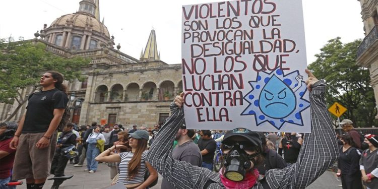 Segunda mega marcha por agua contaminada en Jalisco deja cinco personas detenidas