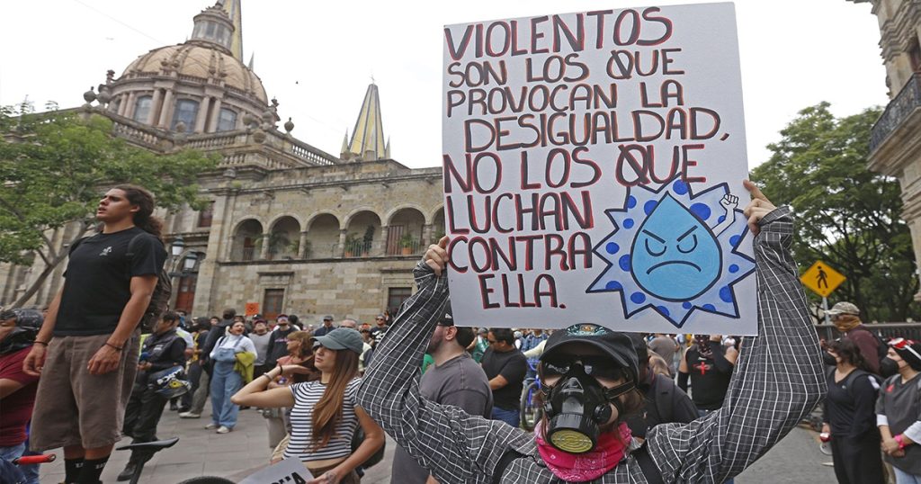 Segunda mega marcha por agua contaminada en Jalisco deja cinco personas detenidas