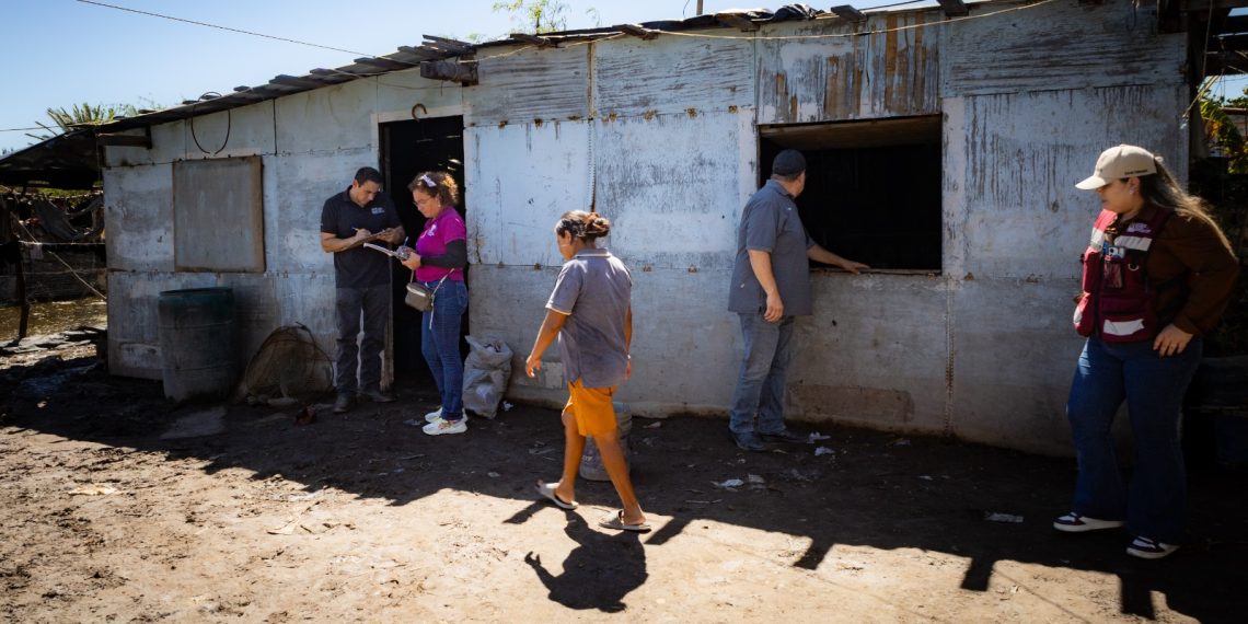 Continúa Gobierno de Sonora con atención a viviendas afectadas por el huracán Polo en Bahía de Lobos