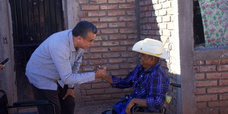 Ramón Flores entrega apoyos de material ortopédico en Pótam y Vícam
