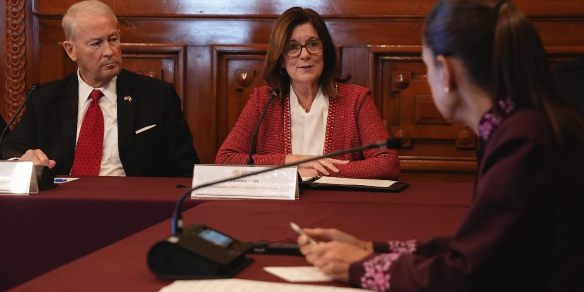 Sheinbaum se reúne con embajador de EU y empresarios en Palacio Nacional