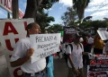 ‘Camas llenas, farmacias vacías’: protestan trabajadores del IMSS en 16 estados