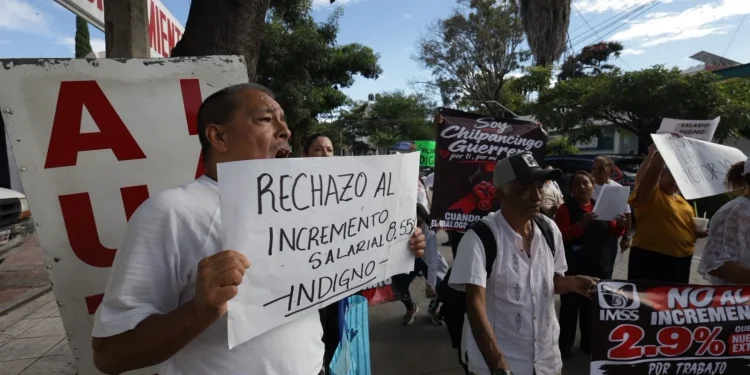 ‘Camas llenas, farmacias vacías’: protestan trabajadores del IMSS en 16 estados