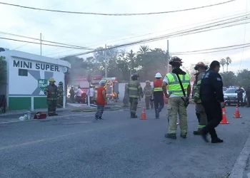 Rescatan a mujer de incendio de casa en la colonia San Benito