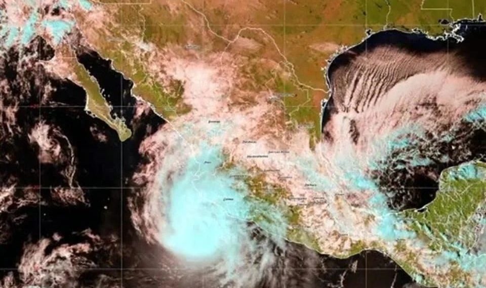 Se intensifica ‘Trudy’ a huracán categoría 2