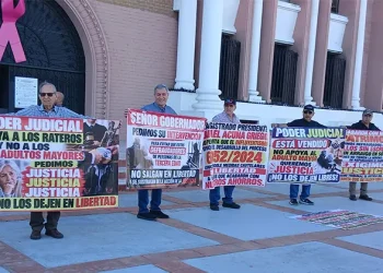 Se manifiestan jubilados víctimas de fraude; Temen liberen a timadores