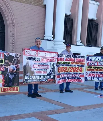 Se manifiestan jubilados víctimas de fraude; Temen liberen a timadores