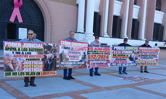 Se manifiestan jubilados víctimas de fraude; Temen liberen a timadores