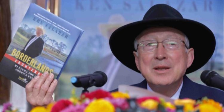 Ken Salazar presenta su libro en México