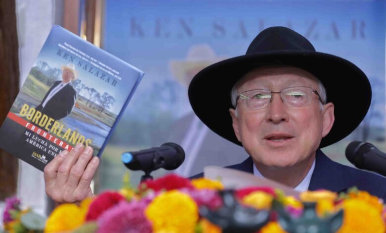 Ken Salazar presenta su libro en México