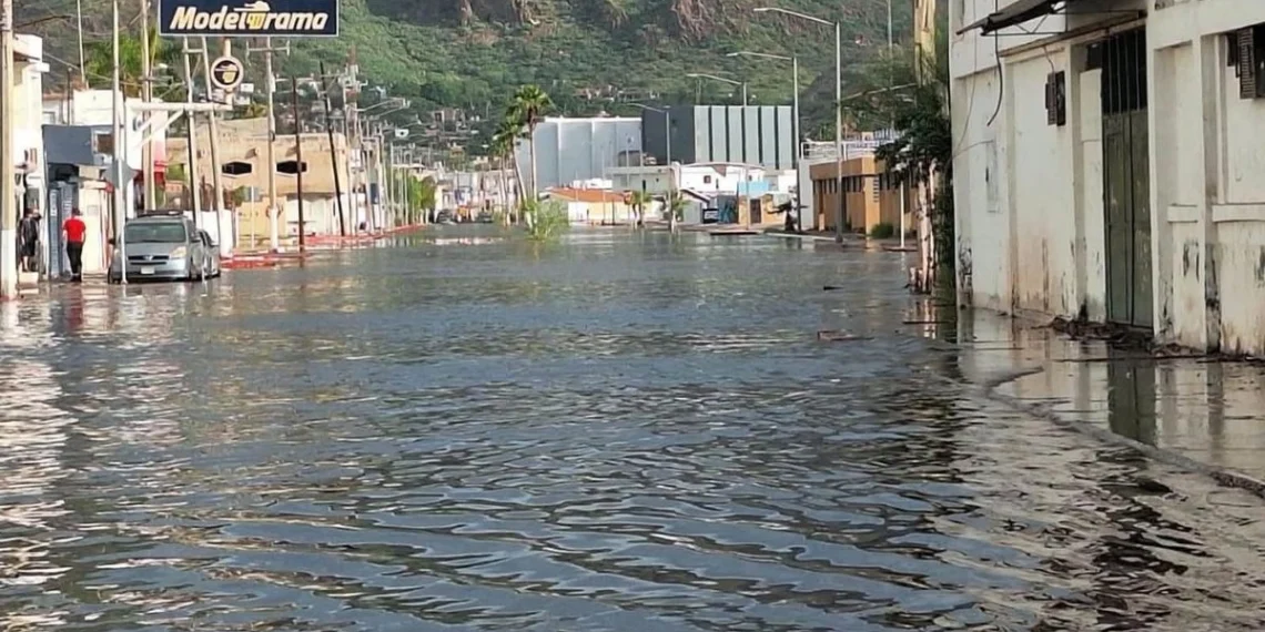 Marea alta provoca inundaciones en zonas bajas de Guaymas