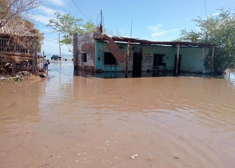 Por segunda ocasión sube la marea, provoca afectaciones en Yavaros y Huatabampito