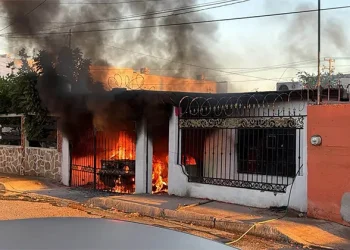 Rescatan a hombre de incendio en la colonia El Apache