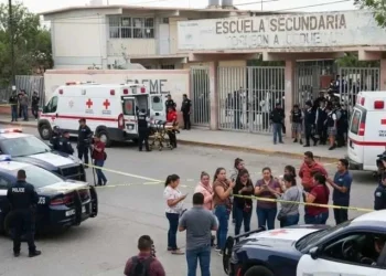 Exalumnos irrumpen con machetes y bombas molotov, matan a Subdirectora