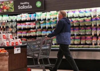Mitad de estadunidenses se salta comidas por aumento de precios, según encuesta