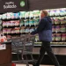 Mitad de estadunidenses se salta comidas por aumento de precios, según encuesta