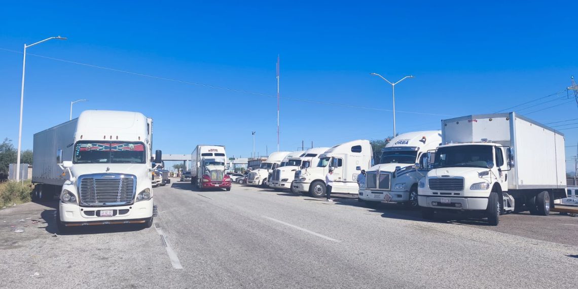 Transportistas se manifiestan en la caseta a Nogales en Hermosillo este lunes por la inseguridad en las carreteras