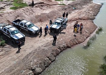 Policía Estatal brinda auxilio y protección a familias en zonas afectadas por lluvias en Sonora