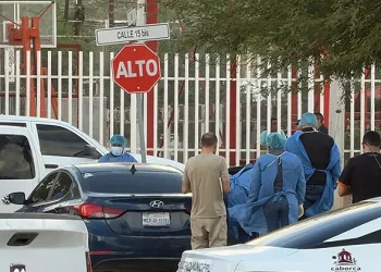 Hallan a mujer estrangulada en su automóvil en Caborca