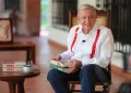 Ronald Johnson actúa más como un policía entrometido que como diplomático, señala AMLO en “Pueblo”