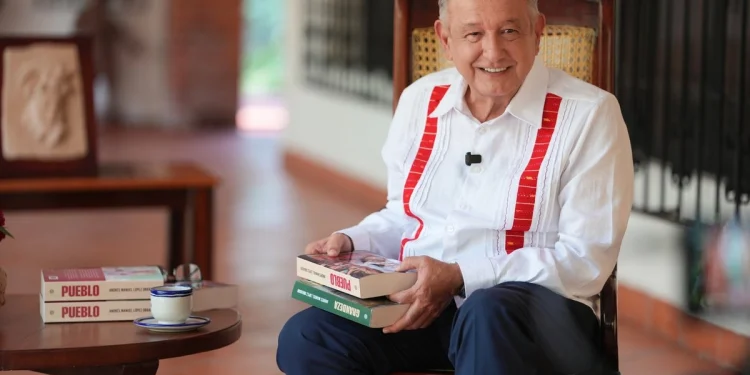 Ronald Johnson actúa más como un policía entrometido que como diplomático, señala AMLO en “Pueblo”